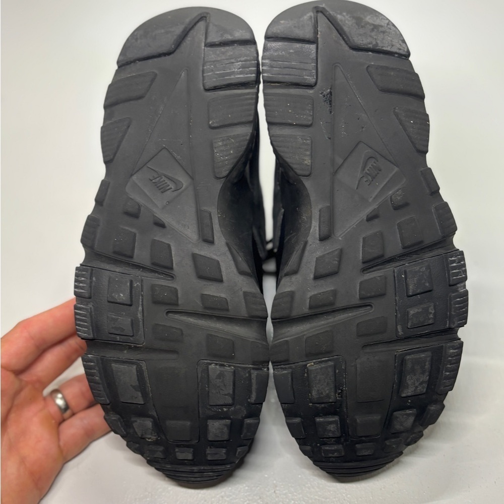 Nike Air Huarache Youth 7Y Triple Black Sneakers - Picture 8 of 12